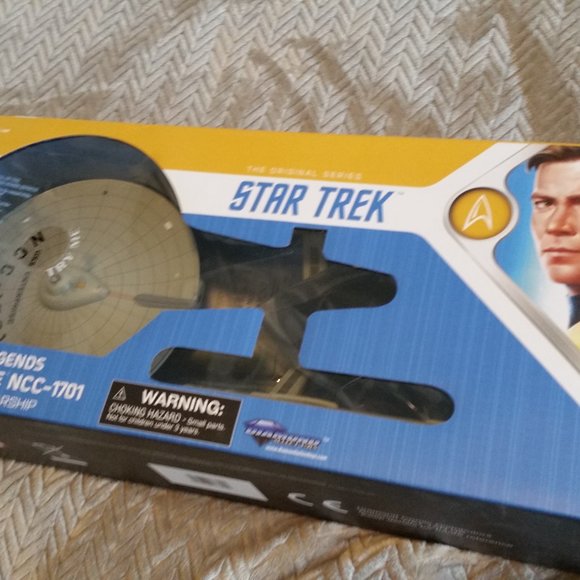 Diamond Select Toys Star Trek USS Enterprise NCC-1701 (2019 Version) - Picture 3 of 3